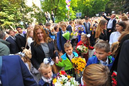 Москва. Сын актрисы Алисы Гребенщиковой  Алеша (в центре) на торжественной линейке, посвященной Дню знаний.