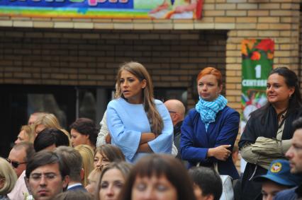 Москва. Телеведущая  Юлия Барановская и актриса Алиса Гребенщикова на торжественной линейке, посвященной Дню знаний.