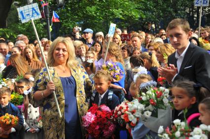 Москва.  Сын  певца Андрея Григорьева-Аполлонова Артемий  (в центре) на торжественной линейке, посвященной Дню знаний.