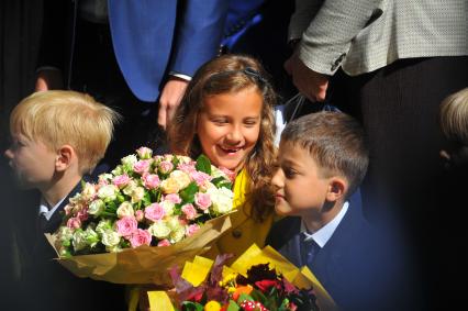 Москва.  Дочь актера и телеведущего Ивана Урганта  Нина на торжественной линейке, посвященной Дню знаний.