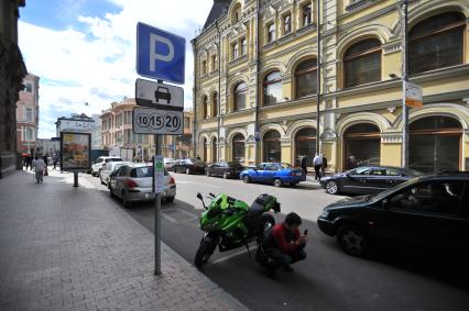 Москва. Автомобили припаркованные на платной городской парковке.