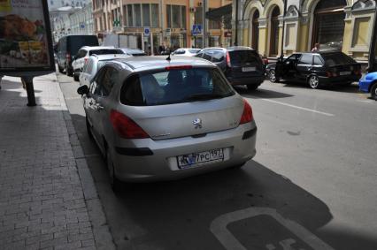 Москва. Автомобили припаркованные на платной городской парковке.