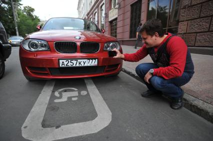 Москва.  Корреспондент `Комсомольской правды` Олег Адамович проверяет как работает мобильное приложение `Помощник Москвы`