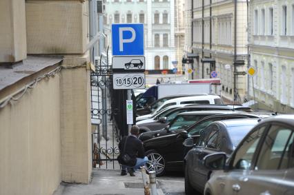 Москва. Автомобили припаркованные на платной городской парковке.