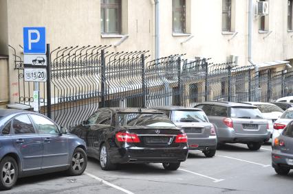 Москва. Автомобили припаркованные на платной городской парковке.