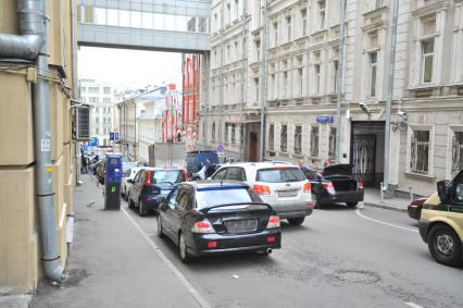 Москва. Автомобили припаркованные на платной городской парковке.