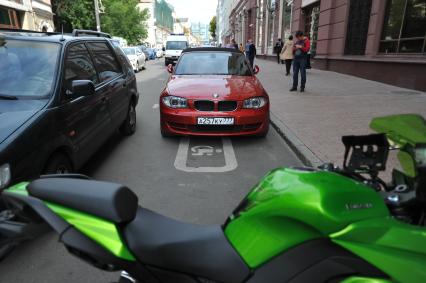 Москва. Автомобили припаркованные на платной городской парковке.