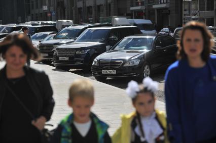 Москва. Автомобили припаркованные на платной городской парковке.