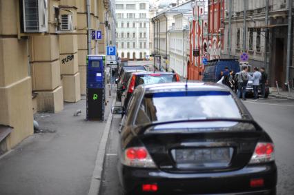 Москва. Автомобили припаркованные на платной городской парковке.