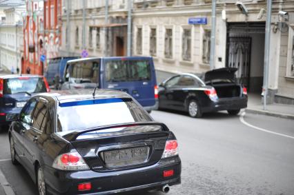 Москва. Автомобили припаркованные на платной городской парковке.