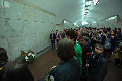 Москва.  Акция памяти жертв терроризма в вестибюле станции метро Лубянка.