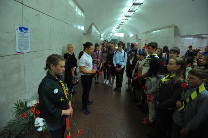 Москва.  Акция памяти жертв терроризма в вестибюле станции метро Лубянка.