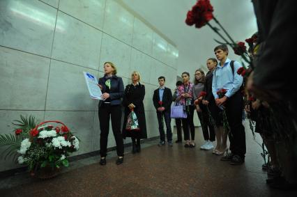 Москва.  Акция памяти жертв терроризма в вестибюле станции метро Лубянка.