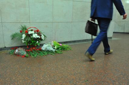 Москва.  Акция памяти жертв терроризма в вестибюле станции метро Лубянка.