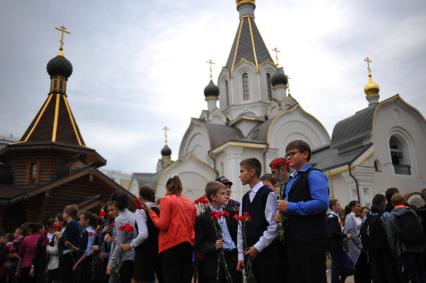 Москва.  Участники митинга против терроризма у театрального центра на Дубровке  в Международный день борьбы с терроризмом.