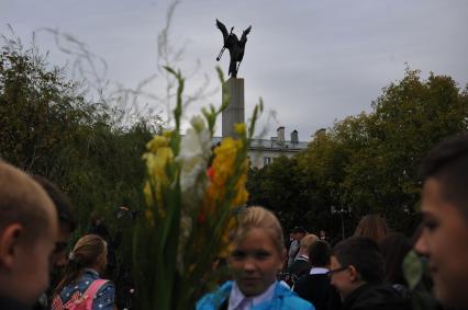 Москва.  Участники митинга возлагают цветы к памятнику жертвам терроризма у театрального центра на Дубровке в Международный день борьбы с терроризмом.