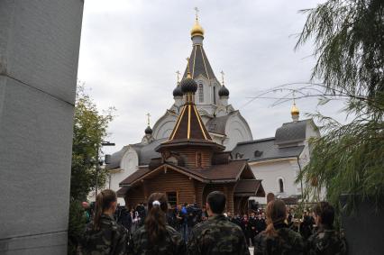 Москва.  Участники митинга против терроризма у театрального центра на Дубровке  в Международный день борьбы с терроризмом.