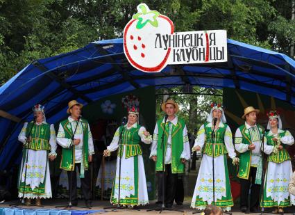 Белоруссия, Брестская область, Лунинецкий район. Праздник `Лунiнецкiя клубнiцы` в деревне Дворец.