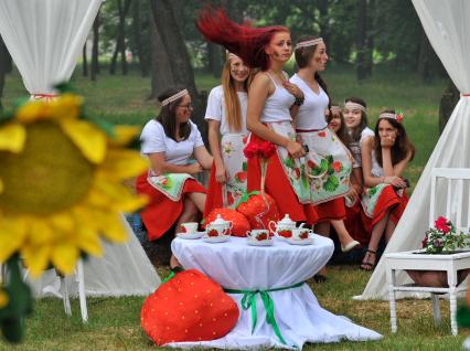 Белоруссия, Брестская область, Лунинецкий район. Праздник `Лунiнецкiя клубнiцы` в деревне Дворец.