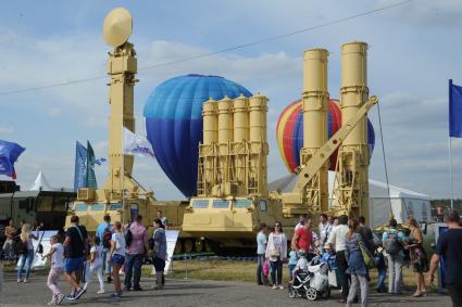 Московская область, г. Жуковский. Пускозаряжающая установка ПЗУ 9А84МЭ из состава ЗРС `Антей-2500` на ХII Международном авиационно-космическом салоне МАКС-2015. День четвертый.