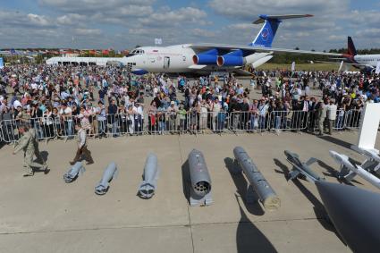 Московская область, г. Жуковский. Посетители  во время выступления на ХII Международном авиационно-космическом салоне МАКС-2015. День четвертый.