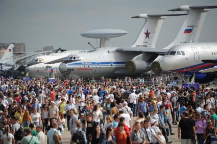 Московская область, г. Жуковский. Посетители  на ХII Международном авиационно-космическом салоне МАКС-2015. День четвертый.