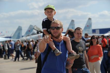 Московская область, г. Жуковский.   Посетители на ХII Международном авиационно-космическом салоне МАКС-2015. День четвертый.