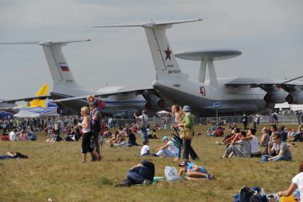 Московская область, г. Жуковский. Посетители  на ХII Международном авиационно-космическом салоне МАКС-2015. День четвертый.