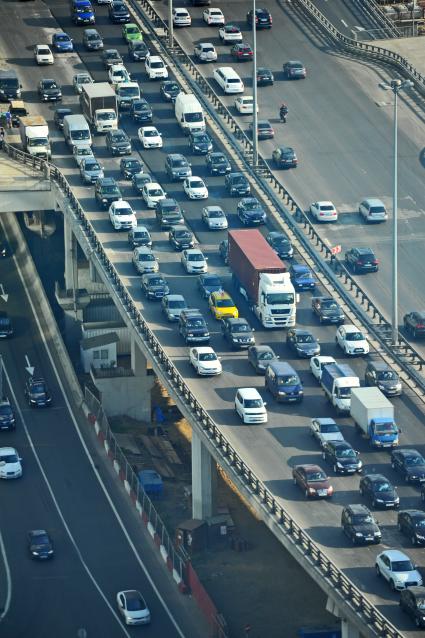 Москва. Вид на автомобильную пробку на эстакаде ТТК из окна Северной башни `Москва-Сити`.