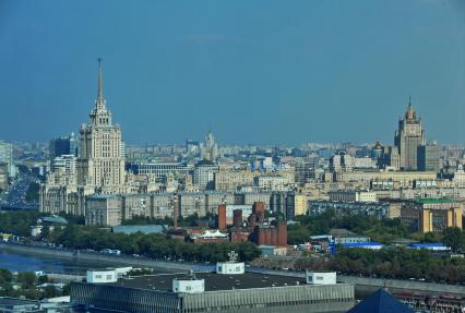 Москва. Сталинские высотки слева направо: гостиница `Рэдиссон Ройал -Рэдиссон-Московская` (бывшая `Украина`), Жилой дом на Котельнической набережной и здание МИДа РФ.