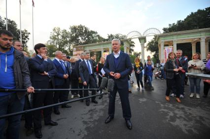 Москва.  Мэр Москвы Сергей Собянин (в центре) во время осмотра итогов благоустройства парка `Сокольники`.