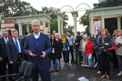 Москва. Директор Парка культуры и отдыха `Сокольники`  Андрей Лапшин, министр Правительства Москвы, руководитель Департамента культуры города Москвы Александр Кибовский и мэр Москвы Сергей Собянин (слева направо) во время осмотра итогов благоустройства парка `Сокольники`.