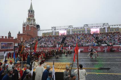 Москва.   Театрализованное представление на торжественной церемонии открытия Дня города Москвы на Красной площади.