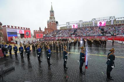 Москва.   Военнослужащие роты почетного караула Президентского полка (Россия) на торжественной церемонии открытия Дня города Москвы на Красной площади.