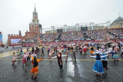 Москва.   Театрализованное представление на торжественной церемонии открытия Дня города Москвы на Красной площади.