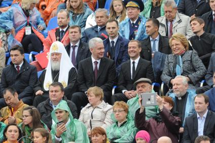 Москва. Губернатор Московской области Андрей Воробьев, патриарх Московский и всея Руси Кирилл, мэр Москвы Сергей Собянин, председатель правительства РФ Дмитрий Медведев и председатель Совета Федерации РФ Валентина Матвиенко (слева направо) на торжественной церемонии открытия Дня города Москвы на Красной площади.