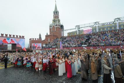 Москва.   Театрализованное представление на торжественной церемонии открытия Дня города Москвы на Красной площади.