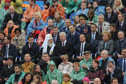 Москва.  Губернатор Московской области Андрей Воробьев, патриарх Московский и всея Руси Кирилл, мэр Москвы Сергей Собянин, председатель правительства РФ Дмитрий Медведев, председатель Совета Федерации РФ Валентина Матвиенко и полпред президента РФ в ЦФО Александр Беглов (слева направо) на торжественной церемонии открытия Дня города Москвы на Красной площади.