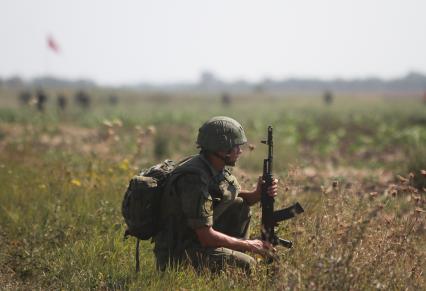 Краснодарский край, полигон Краснооктябрьский. Военнослужащий ВДВ России во время совместных учений сил ВДВ России, Белоруссии и Сербии `Славянское братство`.