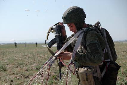 Краснодарский край, полигон Краснооктябрьский. Военнослужащий ВДВ России во время совместных учений сил ВДВ России, Белоруссии и Сербии `Славянское братство`.