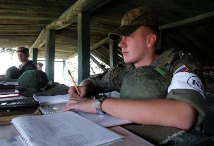 Краснодарский край, полигон Краснооктябрьский. Военнослужащий ВДВ России наблюдает за ходом совместных учений сил ВДВ России, Белоруссии и Сербии `Славянское братство`.