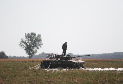 Краснодарский край, полигон Краснооктябрьский. Десантирование военной техники во время совместных учений сил ВДВ России, Белоруссии и Сербии `Славянское братство`.