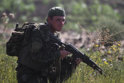 Краснодарский край, полигон Краснооктябрьский. Военнослужащий ВДВ России во время совместных учений сил ВДВ России, Белоруссии и Сербии `Славянское братство`.