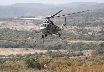 Краснодарский край, полигон Раевский. Вертолет Ми-8АМТШ вооруженных сил РФ во время совместных учений сил ВДВ России, Белоруссии и Сербии `Славянское братство` по ликвидации незаконных бандформирований в условиях горно-лесистой местности.