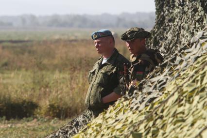 Краснодарский край, полигон Краснооктябрьский. Военнослужащие ВДВ Белоруссии во время совместных учений сил ВДВ России, Белоруссии и Сербии `Славянское братство`.