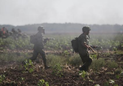 Краснодарский край, полигон Краснооктябрьский. Военнослужащие ВДВ России во время совместных учений сил ВДВ России, Белоруссии и Сербии `Славянское братство`.