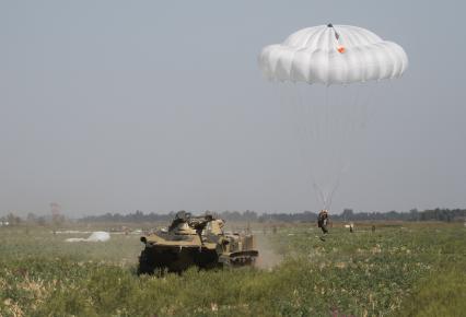 Краснодарский край, полигон Краснооктябрьский. Военнослужащий в момент приземления во время совместных учений сил ВДВ России, Белоруссии и Сербии `Славянское братство`.