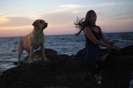 Севастополь. Девушка с лабрадором на берегу Черного моря.