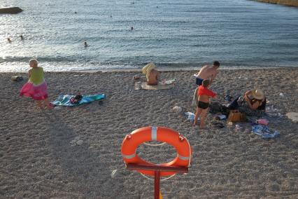 Севастополь. Отдыхающие на пляже.
