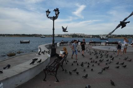 Севастополь. Люди гуляют по набережной.